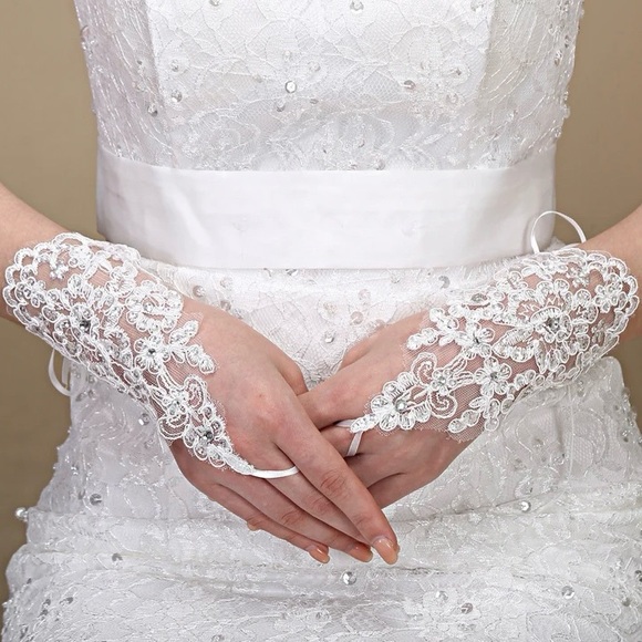 2 Pairs Lace Gloves - Picture 2 of 6